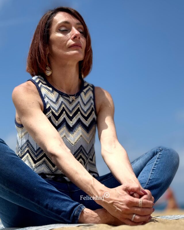 Ho imparato a rompere il caos e a ritrovarmi dentro me, a fuggire dal vociare e a riscoprire il silenzio, a fermarmi, a sospendermi.
Perché è solo in questo spazio intimo e silente e in questo tempo che pare esistere a mezz'aria, che riesco a spegnere e a sentire, a percepire e a portare.
💭 E tu riesci mai a staccare dal caos e a ritrovarti dentro te?
Scrivimi nei commenti, se ti va.
Ti leggo, ti ascolto, ti rispondo. 🩷
__
#medium #sensitiva #medianità #anime #cielo
Sensitiva Lugano
Medium Lugano
Sensitiva Italia
Medium Italia