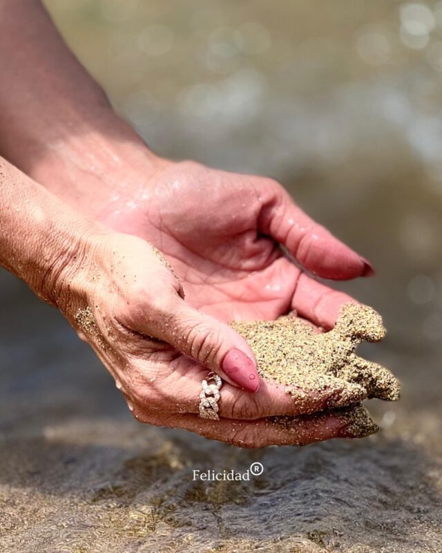 Con la Terra tra le mani,
l'acqua tra le dita
e il Cielo tra i pensieri.
Cammino sospesa,
viaggio piena.
La mia ricchezza è tutta qui, in questa connessione unica tra Terra e Cielo, in questo ascolto incessante, in questo Sentire così potente.
In questa realtà incredibile che ho scelto di condividere anche con te. 💖
🌺 Se desideri vivere la tua esperienza medianica con me, contattami. 🌺
Prenota il tuo consulto.
__
#medium #sensitiva #medianità #anime #cielo
Sensitiva Lugano
Medium Lugano
Sensitiva Italia
Medium Italia