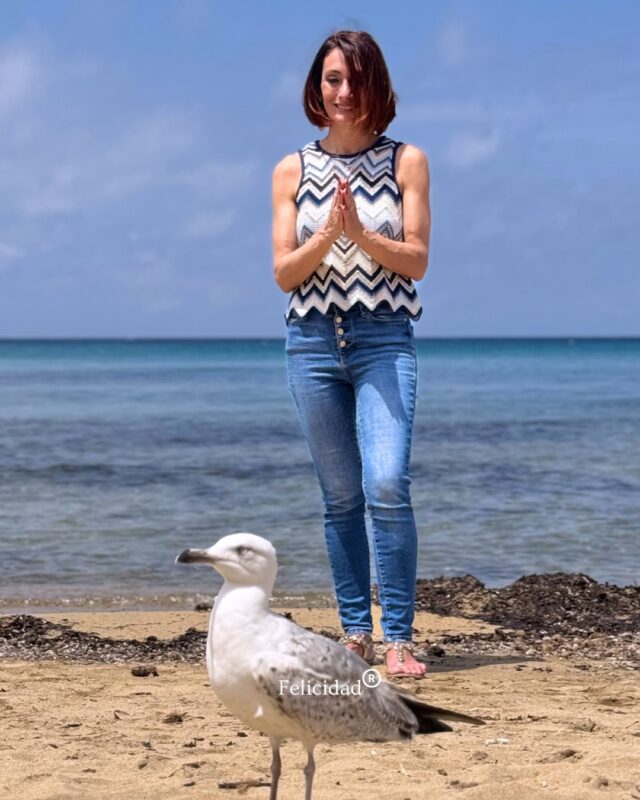 Ci sono dei momenti perfetti, in cui tutto si congiunge e la magia accade. 💫
Sono momenti che non decidi tu, arrivano e quello che puoi fare è imparare ad accoglierli. A coglierli.

Questo è uno di quei momenti.
Non lo attendevo, non lo cercavo e lui si è posato qui, dinanzi a me, silente.
Neppure a farlo apposta avrei potuto fotografare un momento così perfetto! 

La sorpresa è stata tanta, l'emozione dolce.
Questo tenero gabbiano aveva un messaggio per me. Era qui per ricordarmi che sì, nulla accade per caso. E tutto ha un senso.

💭 Anche tu, come me, credi nelle coincidenze che si allineano e nei fatti che accadono per comunicarti un messaggio?

Scrivimi nei commenti, se ti va. Parliamone!
Ti leggo, ti ascolto, ti rispondo. 🩷

__
#medium #sensitiva #medianità #anime #cielo
Sensitiva Lugano
Medium Lugano
Sensitiva Italia
Medium Italia