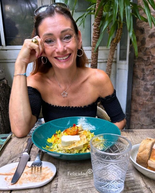 Questa è una foto che ha scattato mia figlia in un giorno qualunque di agosto, in un momento di pausa inatteso, in un tempo condiviso prezioso.
Sai perché ho voluto condividerla con voi?
Perché desidero invitarvi a riflettere sull'importanza di fermarci di tanto in tanto, di lasciare andare i pesi della vita, almeno per qualche sano momento e, nel frattempo, percorrere il percorso per stare bene con noi stessi sempre.
E desidero invitarvi a riflettere su quanto, spesso, presi dai nostri mille impegni quotidiani, perdiamo di vista le vere fortune che possediamo: la salute, l'amore, la vita stessa.
Mentre tutto scorre e la vita passa, quello che conta è avere consapevolezza delle emozioni, delle avventure e del tempo che condividiamo con chi amiamo.
Così, ho pensato di appuntarti qui un compito per i prossimi giorni. 💓
Ritagliati una serata con i pensieri spenti, i telefoni pure e il cuore in condivisione con le tue persone care.
E, dopo aver vissuto questa serata, fermati a ripensarla e riponila in un posto del cuore sicuro ed eterno.
Lo farai?
Se ti va, scrivimelo nei commenti.
Ti ascolto, ti leggo, ti rispondo! 💓
___
#medium #anime #spiritualità #lugano #cielo #sensitiva
Medium Lugano
Sensitiva Lugano
Spiritualità
Consulto medianico
Consulto spirituale