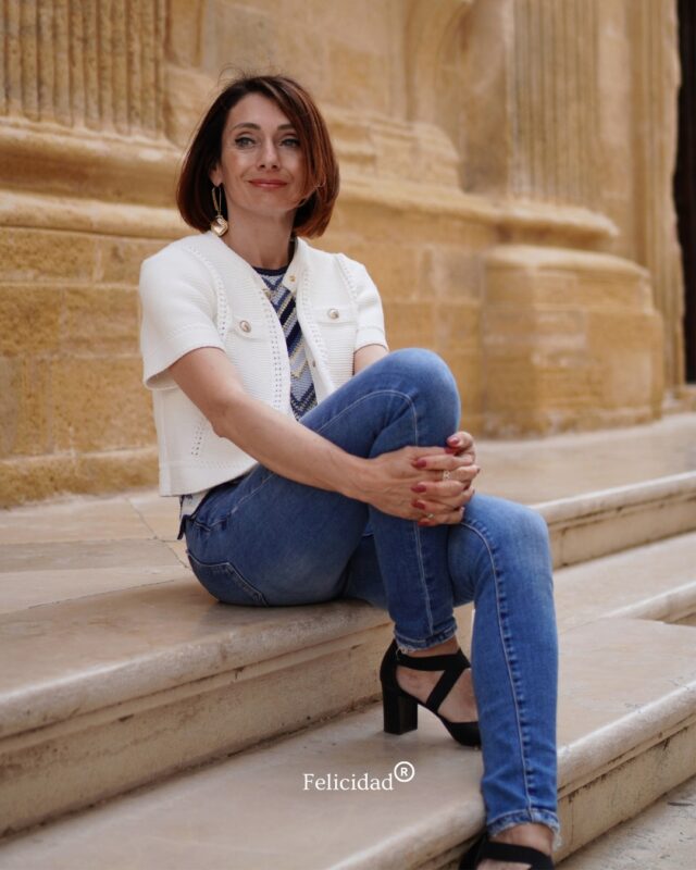 C'è sempre qualcosa di magico che accade durante i miei consulti medianici.
Ogni volta qualcosa di unico, qualcosa che accade e poi dentro resta.
Nel mezzo ci sono storie,
nel mentre ci sono persone,
ovunque c'è l'Amore.
Quando siedi di fronte a me, possono accadere molte cose: arrivano Anime, portano messaggi, trovi risposte.
Di sicuro, quando andrai via, ti sentirai più leggera/o, abbracciata/o, amata/o.
Sì, qualcosa di magico sarà accaduto.
💖 Desideri vivere la tua esperienza medianica con me?
Sarà unica. Irripetibile.
🌺 Contattami. 🌺
Prenota il tuo consulto.
___
#consulto #spirituale #anime #sensitiva #medium #medianità
Medium Lugano
Medium Italia
Sensitiva Lugano
Sensitiva Italia
Crescita spirituale
Regressione spirituale