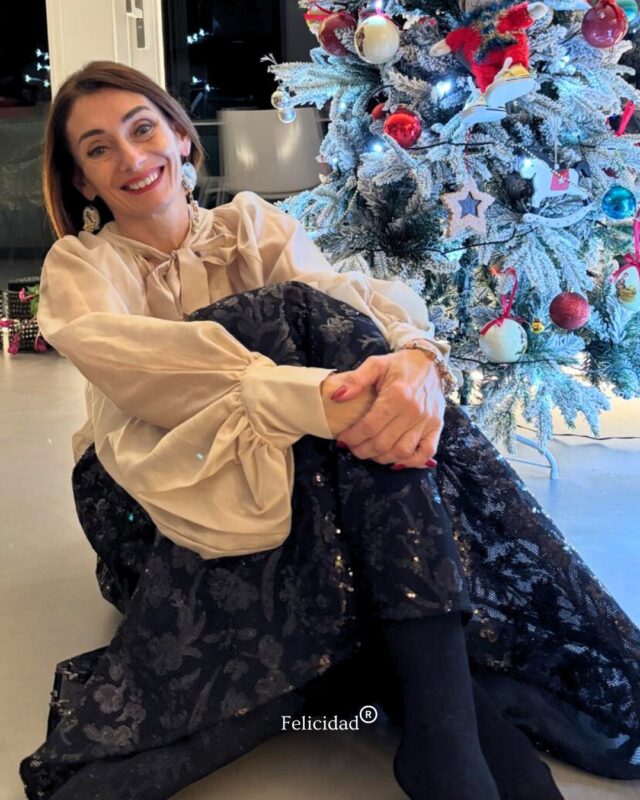 Ti auguro che questo Natale ti porti un caldo soffio di pace,
la certezza di non essere mai sola/o,
la forza di chi trova un posto sicuro in cui stare
e la sensazione dolce di una presenza al di là del tempo e al di là dello spazio che ti vuole bene, sempre.

Buon Natale a te, a voi!
Pri🩷