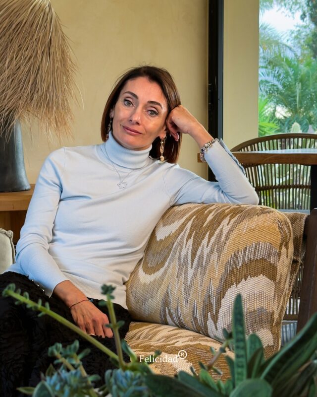 Ci sono momenti in cui tutto sembra crollare, la luce diventa buio, il suono si fa rumore, la gioia muta in paura.

Sono i momenti in cui ti pare di non avere via d'uscita, ti senti in trappola, come non avessi più mani per afferrare, gambe per andare e aria per respirare.

Eppure, in questi momenti, puoi trovare una luce calda che ti accoglie, un soffio d'aria nuova che ti scompiglia, una mano amica che ti infonde coraggio, un abbraccio che ti fa tornare la voglia.

A te, parlo proprio a te.
L'amore è eterno e la bellezza esiste ancora. Abbi fiducia.

💖 Desideri vivere la tua esperienza medianica con me?
🌺 Contattami. 🌺

Prenota il tuo consulto.

___
#consulto #spirituale #anime #sensitiva #medium #medianità

Medium Lugano
Medium Italia
Sensitiva Lugano
Sensitiva Italia
Crescita spirituale
Regressione spirituale