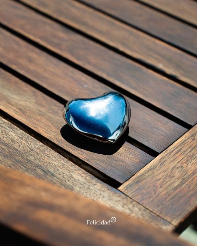 Ci sono oggetti che sono storie e sono persone.
Sono mezzi di contatto e sono fili conduttori.
Sono ricordi, eppure sono presenza.

Presto ti racconterò la storia di questo cuore...

💭 E tu conservi oggetti che rappresentano tutto questo per te?
Scrivimelo nei commenti, se ti va.
Ti leggo, ti ascolto, ti rispondo. 🩷

__
#medium #sensitiva #medianità #anime #cielo
Sensitiva Lugano
Medium Lugano
Sensitiva Italia
Medium Italia